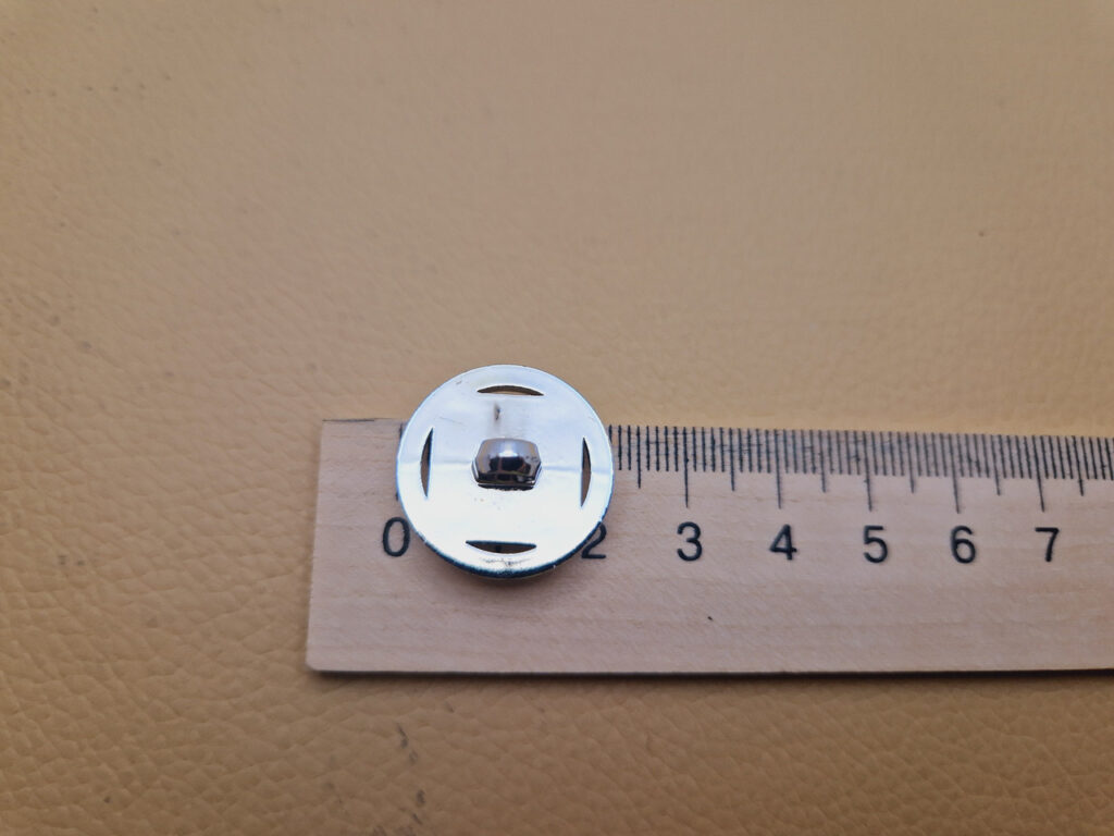 Гудзик на ніжці сріблястий - 2.1 см