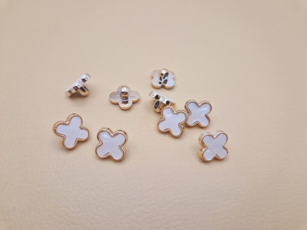 Гудзик на ніжці білий ван кліф (в наявності два розміри) - 2.3 см