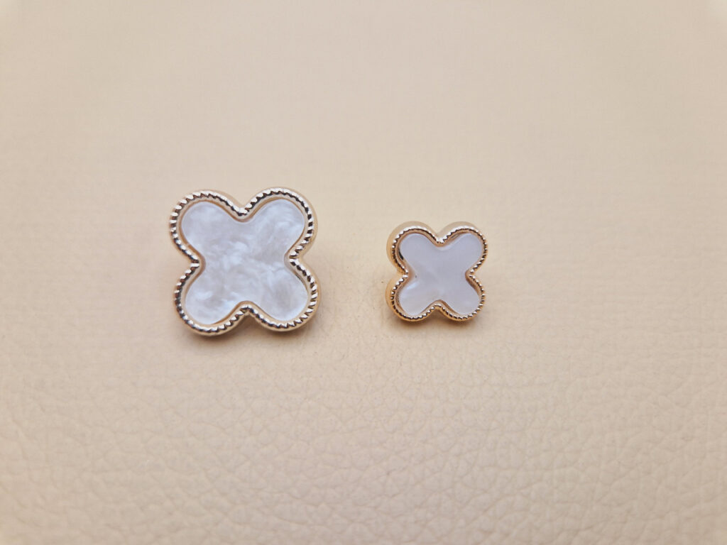 Гудзик на ніжці білий ван кліф (в наявності два розміри) - 2.3 см