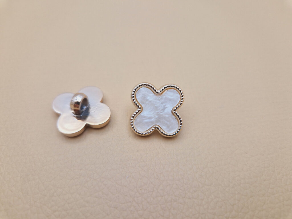 Гудзик на ніжці білий ван кліф (в наявності два розміри) - 2.3 см