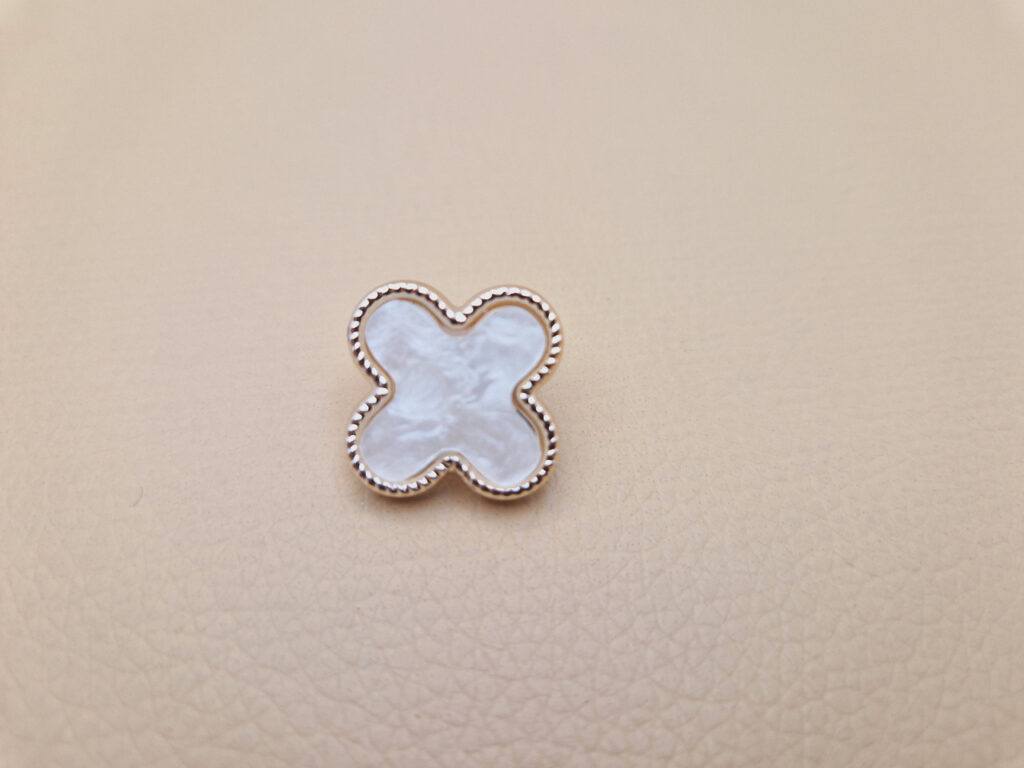 Гудзик на ніжці білий ван кліф (в наявності два розміри) - 2.3 см