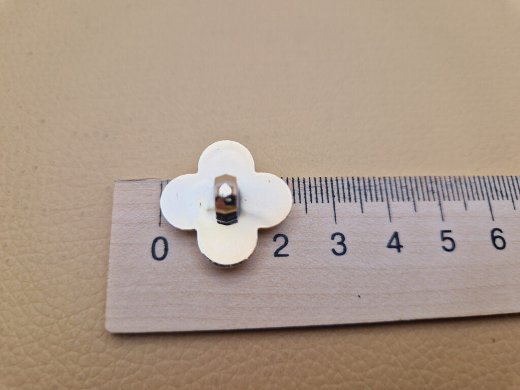 Гудзик на ніжці білий ван кліф (в наявності два розміри) - 2.3 см